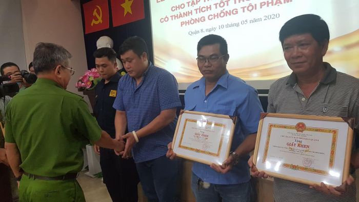 Ba cá nhân cùng 1 tập thể được khen thưởng vì tham gia bắt 2 thanh niên dùng súng điện cướp giật giỏ xách chứa hơn 120 triệu đồng