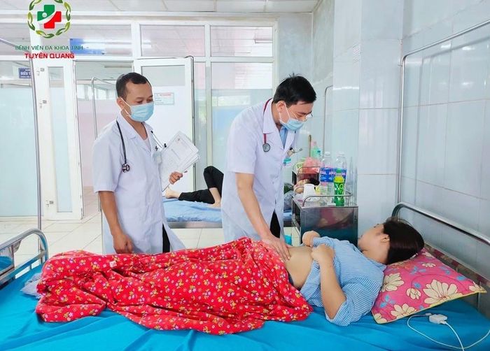 Một công nhân đang được theo dõi tại bệnh viện - Ảnh: BVCC