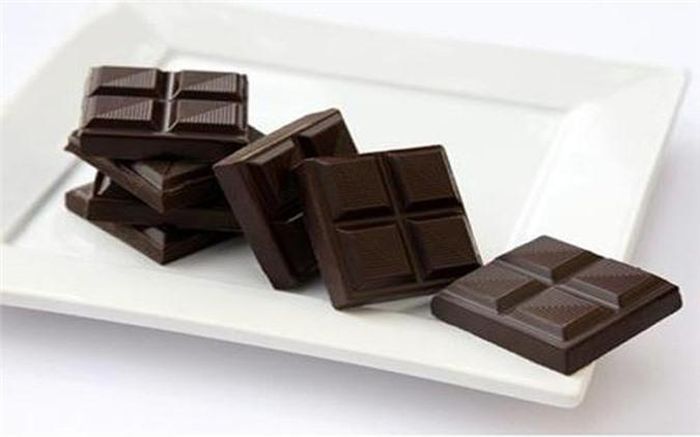 Socola: Tương tự như trà, socola cũng chứa nhiều caffein vì vậy, nếu bạn ăn socola trước khi đi ngủ có thể gây khó ngủ.