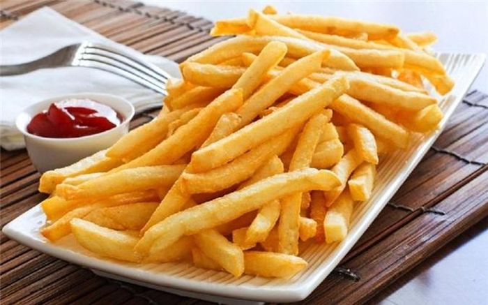 Khoai tây chiên: Do chứa một lượng lớn chất béo, ăn khoai tây chiên trước khi đi ngủ có thể dẫn đến đầy bụng, ợ hơi, trào ngược dạ dày …