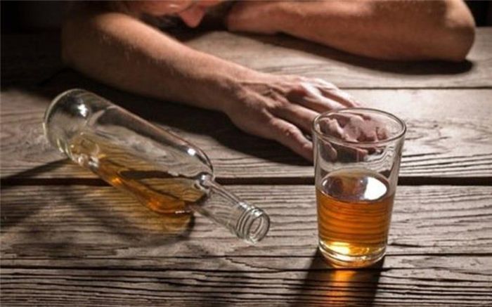 Rượu: Khi bạn uống quá nhiều rượu vào ban đêm hay trước khi đi ngủ sẽ gây ảnh hưởng đến giấc ngủ và sức khỏe của bạn.