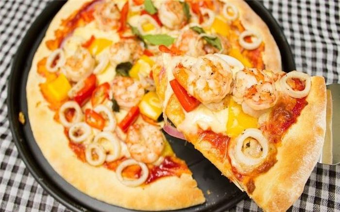 Pizza: Ăn pizza vào buổi tối sẽ làm tăng gánh nặng cho hoạt động tiêu hóa của dạ dày, có thể khiến bạn cảm thấy tức bụng, khó chịu, mất ngủ./.