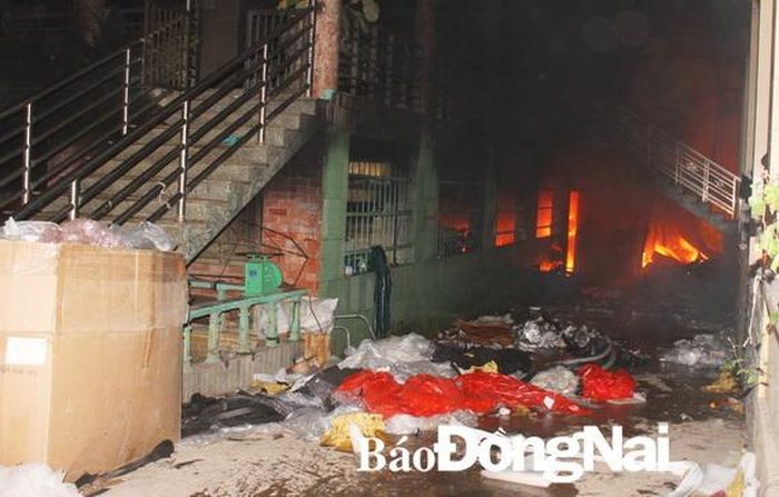 Lửa cháy trong tầng hầm chứa rác thải nhựa của nhà ông Hiếu