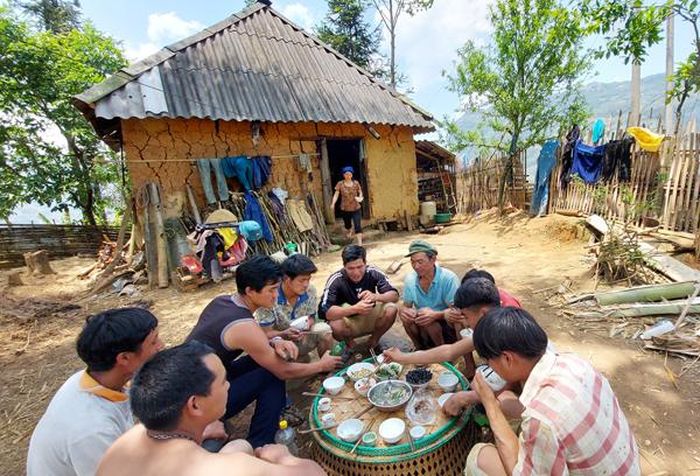 Bữa cơm ngày mùa của người Hà Nhì.