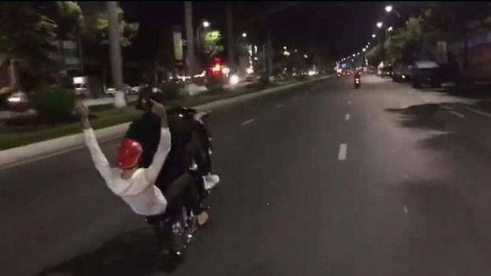Xe máy tháo BKS do Duy và Hải điều khiển chạy bằng một bánh trên đường phố Đà Nẵng. Ảnh CSGT cung cấp.