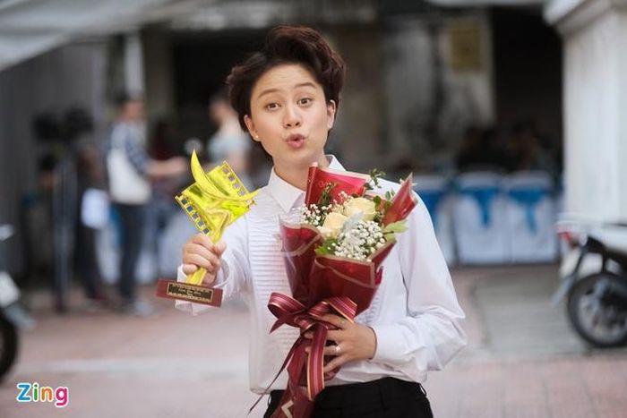  "Giải thưởng có ý nghĩa rất lớn với em. Nó cũng là áp lực, khiến em phải suy nghĩ mình sẽ làm gì tiếp theo để xứng đáng với chiếc cúp này. Em nghĩ bên cạnh sự cố gắng, giúp đỡ của mọi người, em cũng gặp may mắn nữa" - Bảo Hân cho hay. 
