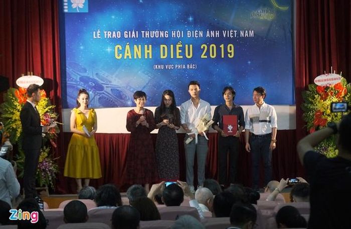  Ở hạng mục phim điện ảnh, Cánh diều vàng thuộc về Hạnh phúc của mẹ (đạo diễn Huỳnh Đông). Vai mẹ Tuệ cũng mang về Cát Phượng giải thưởng quan trọng Nữ diễn viên chính xuất sắc. Trong khi đó, Cánh diều bạc gọi tên Hai Phượng và Truyền thuyết về Quán Tiên. Trong ảnh là đoàn phim Truyền thuyết về Quán Tiên. 
