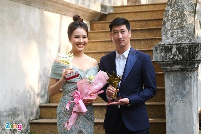  Hồng Diễm bày tỏ Khuê là một vai diễn nặng ký, nhưng không quá khó với cô. Nữ diễn viên chia sẻ: "Tôi bất ngờ khi thắng giải, bởi ban đầu tôi nghĩ dàn diễn viên của Về nhà đi con sẽ được vinh danh". 