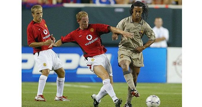 Ba ngày sau khi suýt đến MU, Ronaldinho đối đầu với chính Quỷ đỏ khi du đấu mùa hè
