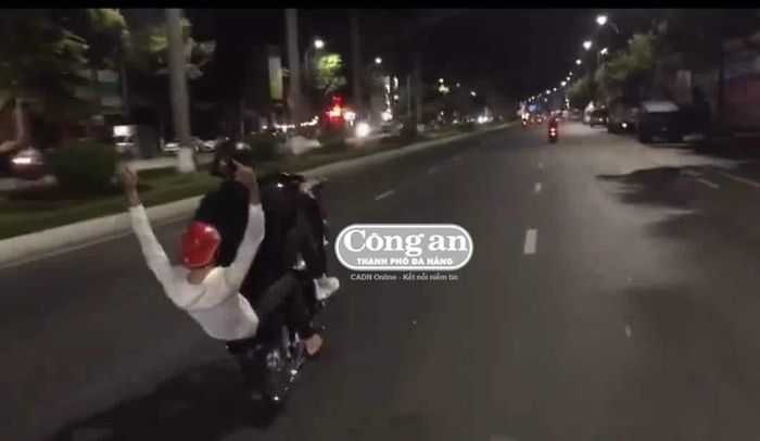 Hình ảnh các đối tượng bốc đầu xe đi một bánh lạng lách cắt từ clip.