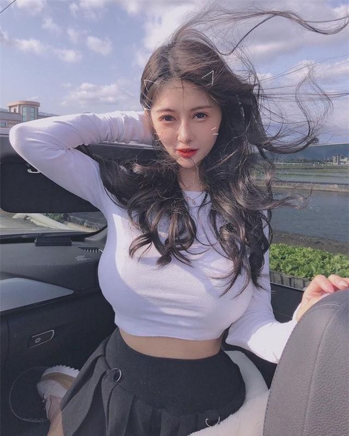Nhưng chẳng ngờ, ngay khi vừa ra thu dọn đồ đạc và rời khỏi phòng thu, An Xi đã bất ngờ bị cảnh sát chặn lại.