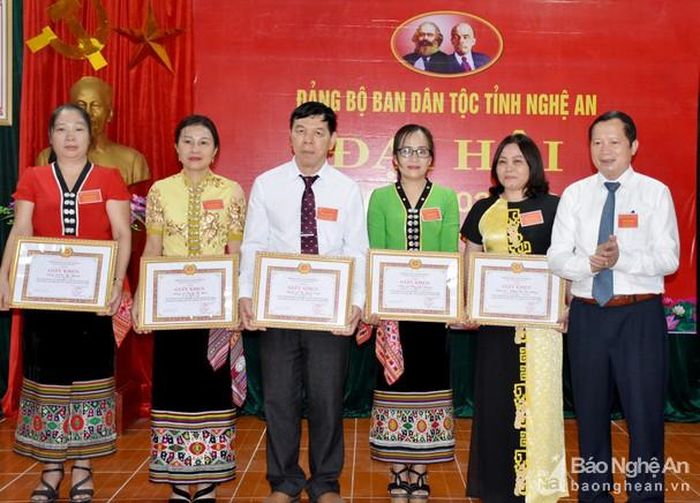 Đảng bộ Ban Dân Tộc khen thưởng 5 cá nhân có thành tích suất sắc điển hình trong học tập và làm theo tư tưởng, đạo đức, phong cách Hồ Chí Minh. Ảnh: Thu Hương