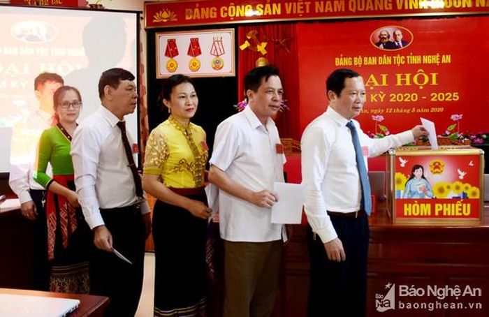 Các đảng viên thực hiện công tác bầu cử tại đại hội. Ảnh: Thu Hương