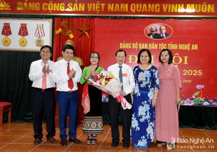 Đồng chí Lê Thị Hồng Khanh - Ủy viên Ban Thường vụ, Chủ nhiệm UBKT Đảng ủy Khối Các cơ quan tỉnh tặng hoa chúc mừng Ban chấp hành Đảng bộ Ban Dân Tộc nhiệm kỳ 2020- 2025. Ảnh: Thu Hương