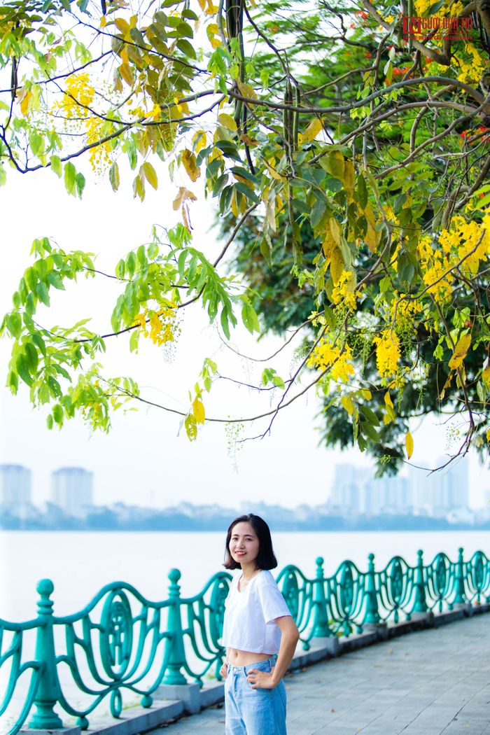 Dưới tan hoa rực rỡ, nhiều bạn trẻ đã check-in để lưu giữ kỷ niệm mỗi khi Hè về.