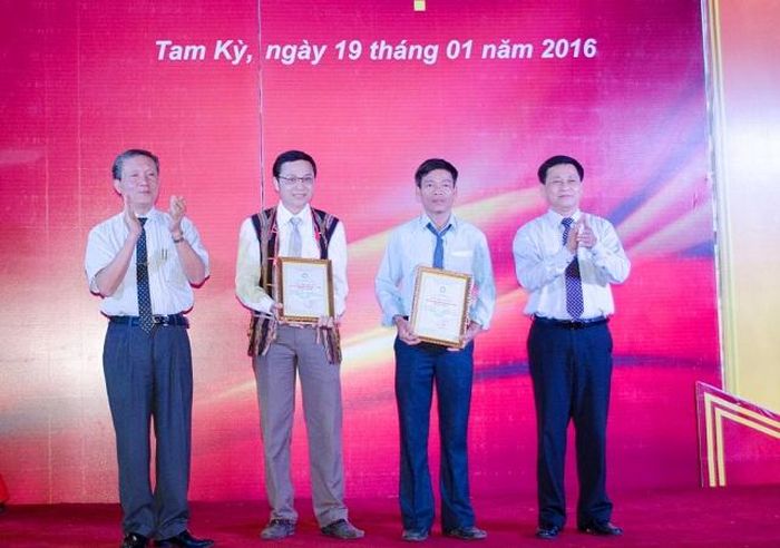 Nghệ nhân Bùi Văn Thu (thứ 2 từ phải sang) (Ảnh: TL)