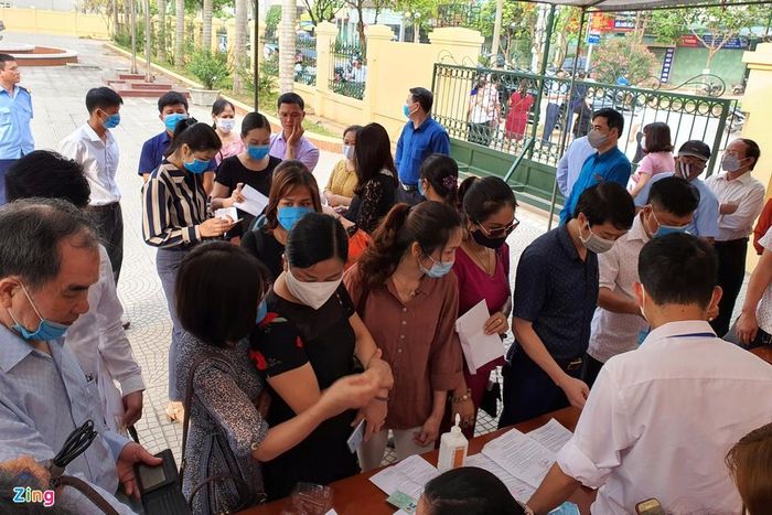  Những người tham gia tố tụng đăng ký thủ tục để vào dự tòa. Ảnh: Hoàng Lam. 