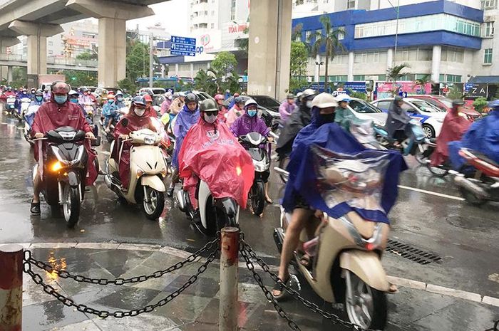 Xe máy lao lên vỉa hè sáng 12/5 trên đường Nguyễn Trãi, Hà Nội. Ảnh: Hoàng Hiệp.