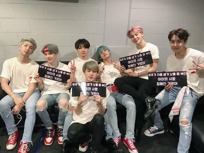 Ai cũng tươi cười trừ Jungkook (BTS)