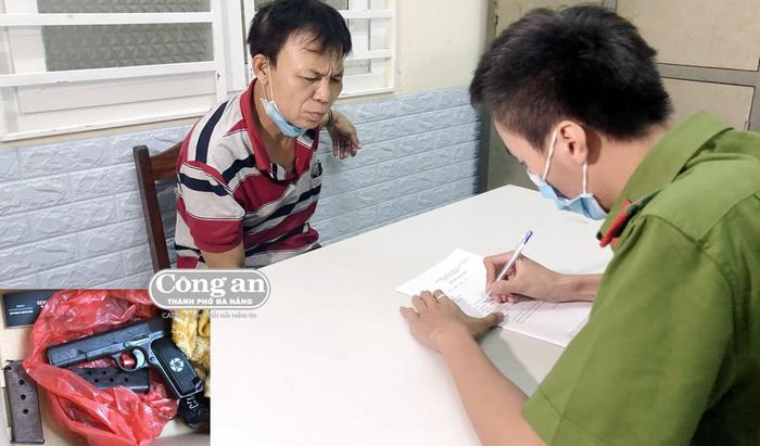 CQĐT lấy lời khai đối tượng Phạm Văn Du.Ảnh nhỏ: khẩu súng K54 và 2 hộp tiếp đạn của Du bị cơ quan CA thu giữ.