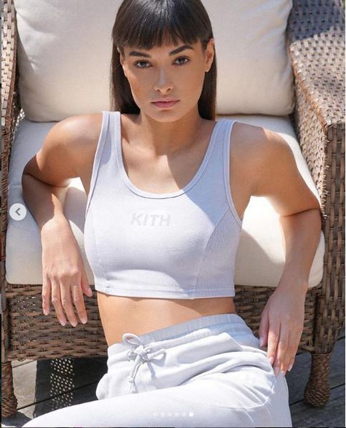 Gizele Oliveira sinh năm 1993 tại Brazil, sở hữu gương măt xinh đẹp như búp bê và vóc dáng lý tưởng với chiều cao 1m75