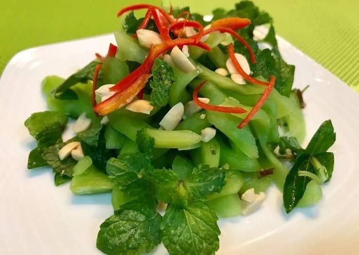 Cách làm nộm quả lặc lè chua ngọt: