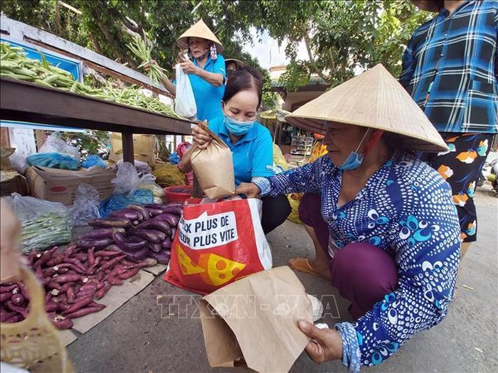 Bà Nguyễn Thị Gương, xã Phú Đức (Châu Thành, Bến Tre), nhận thực phẩm miễn phí từ Bách hóa 0 đồng.