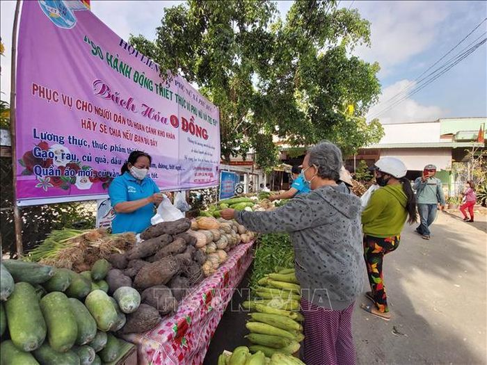 Người dân xã Phú Đức (Châu Thành, Bến Tre) chọn mua thực phẩm tại Bách hóa 0 đồng.