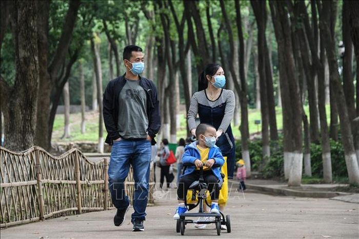Người dân đeo khẩu trang khi thăm vườn bách thú tại Hồ Bắc, Trung Quốc, ngày 22/4/2020. Ảnh: THX/TTXVN