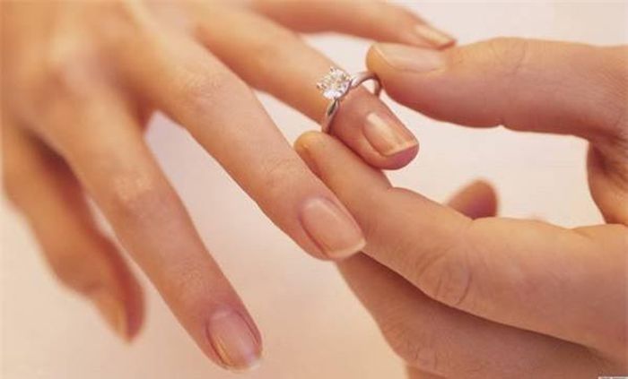 Tình cảm anh giành cho chị không hào nhoáng, cầu kì, mà giản dị và vô cùng ấm áp. Đối với chị, thế là đủ.