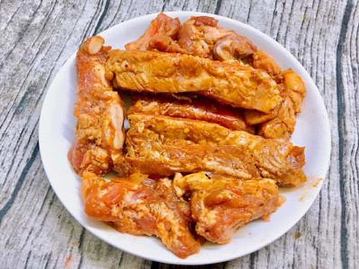 Sườn cây rửa sạch với nước muối loãng rồi rửa lại với nước lạnh, để ráo, sau đó chặt khúc khoảng 10 cm. Ướp sườn với 2 muỗng canh nước hành tỏi băm, 1/3 muỗng canh ngũ vị hương, 2 muỗng canh dầu điều, 2 muỗng canh mật ong, 1/3 muỗng cà phê tiêu, 2 muỗng canh dầu ăn, 1 1/2 muỗng cà phê hạt nêm, 2 muỗng cà phê nước tương, 1 muỗng canh ớt sa tế. Tất cả trộn đều rồi để 30 phút cho thấm gia vị. Có thể cho vào ngăn mát ướp qua đêm.