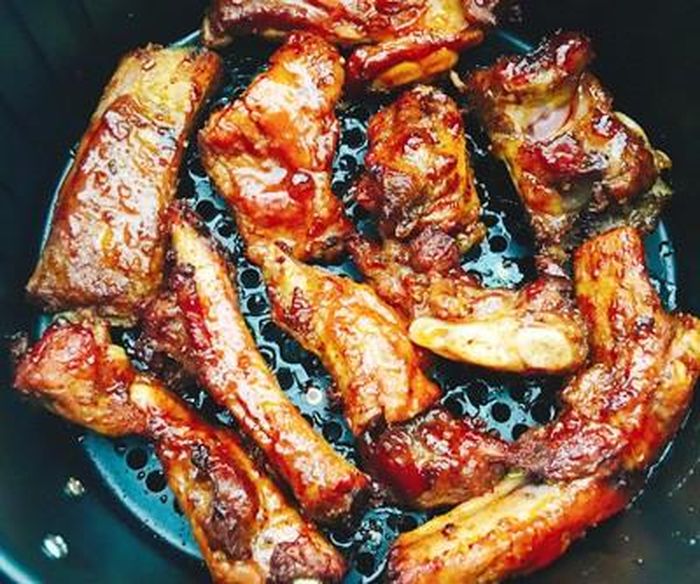 Bật lò nướng cho nóng rồi cho sườn vào nướng nhiệt độ từ 180 độ trong 15 phút rồi phết nước ướp lên sườn, nướng thêm 10 phút.