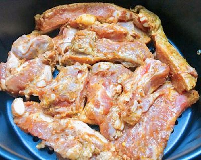 Sau khi sườn ngấm gia vị thì xếp sườn vào khay nướng để chuẩn bị đem đi nướng.