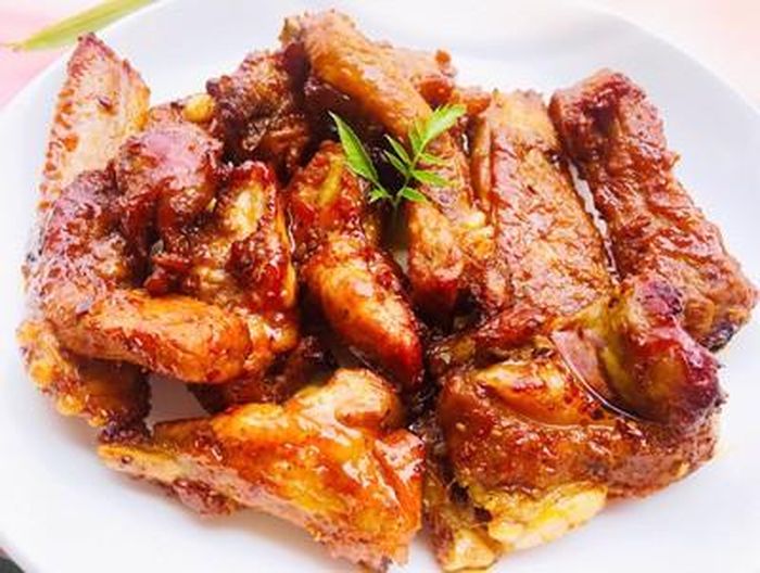 Sườn có màu nâu cánh gián đẹp mắt thì lấy ra. Nếu bạn không có lò nướng thì có thể áp chảo sườn với nhiệt độ vừa. Món sườn nướng thơm ngon, dễ làm, ăn cùng cơm.