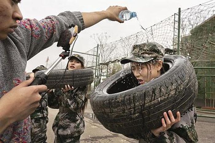 Nai Nai tham gia trò chơi huấn luyện quân sự do Jiang tổ chức. Ảnh: Justin Jin. 