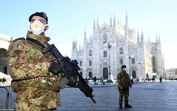 Binh sĩ Italy canh gác bên ngoài nhà thờ Duomo tại Milan, nơi đang tạm đóng cửa để ngăn ngừa sự lây lan của dịch Covid-19. 