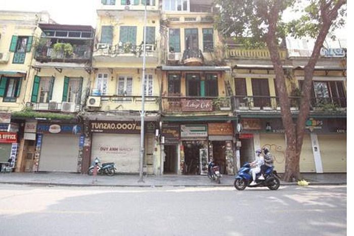 Đã qua chuỗi ngày tháng giãn cách xã hội để phòng chống dịch Covid-19, trên những con phố vốn sầm uất tấp nập của Hà Nội khi đó vắng vẻ lạ kỳ - Ảnh: LAM THANH