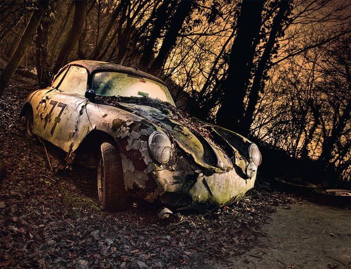 Một chiếc Porsche 356 đời 1960 bị bỏ quên tại Đức, mẫu xe thể thao phổ biến đầu tiên của Porsche, vốn được phát triển từ bộ khung gầm của chiếc Volkswagen Beetle.