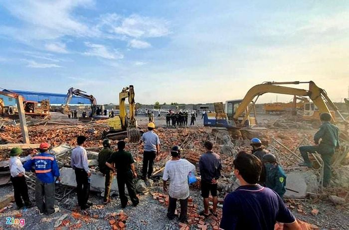  "Nghe tiếng động mạnh, tôi nhìn sang thấy bức tường dài hơn 100 m đổ sập, nhiều anh em công nhân la hét kêu cứu. Một số người còn lại bị vùi trong đống đổ nát", anh Quang, một công nhân tại công trình xây dựng, kể. 