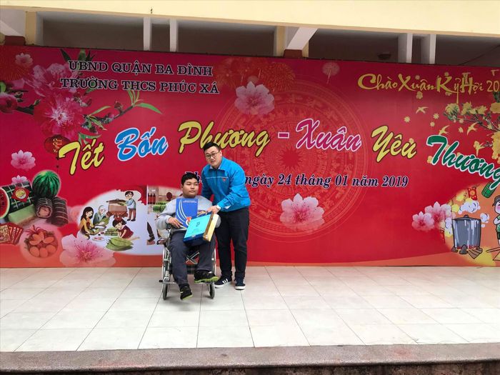 Bí thư Đoàn phường Phúc Xá Nguyễn Đăng Khoa trao “Ống tre Bác Hồ” cho một hoàn cảnh khó khăn. Ảnh: NVCC