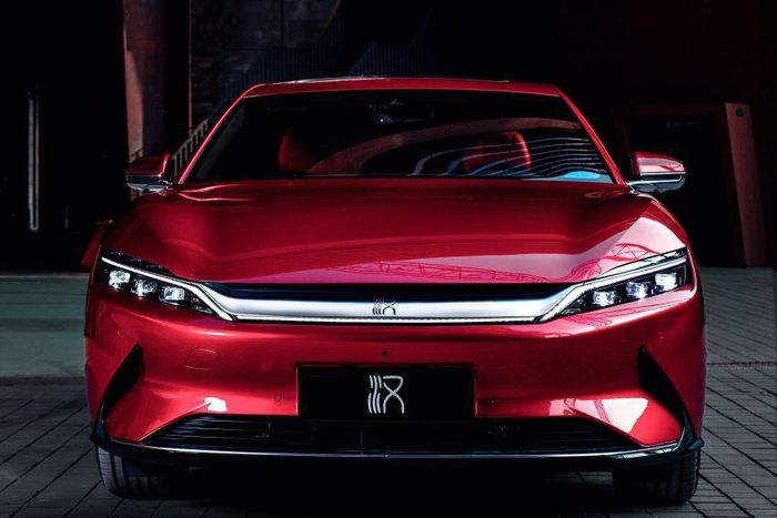 Phần đầu xe sở hữu những đường cong lấy cảm hứng từ đầu rồng.