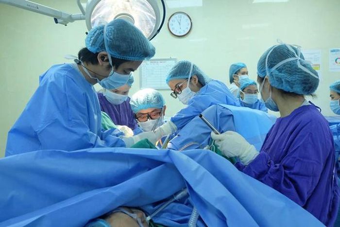 Bác sĩ sẽ chích rạch màng trinh hoặc có thể phải tạo hình phần đầu âm đạo.