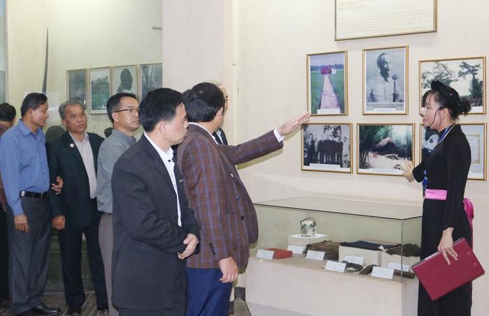 Đoàn cán bộ Lào đến tham quan Nhà trưng bày ATK Định Hóa.