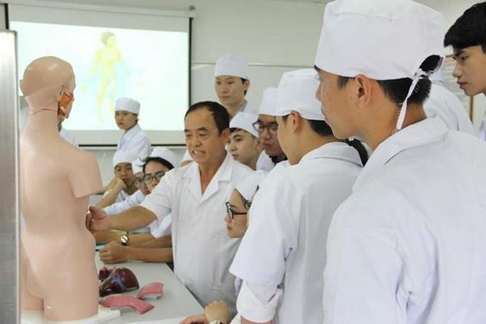 Một giờ học của các sinh viên trường y.
