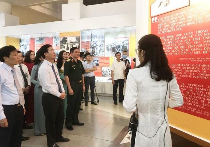 Các đại biểu tham quan trưng bày chuyên đề “Hồ Chí Minh - Những nét phác họa chân dung”.