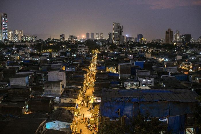  Ở Dharavi, khu ổ chuột lớn nhất thành phố, Covid-19 đang càn quét bên trong khu vực chật chội, nóng bức và ẩm thấp. Nó hoàn toàn đối lập với sự xa hoa ở các tòa nhà chọc trời ở trung tâm thành phố. 