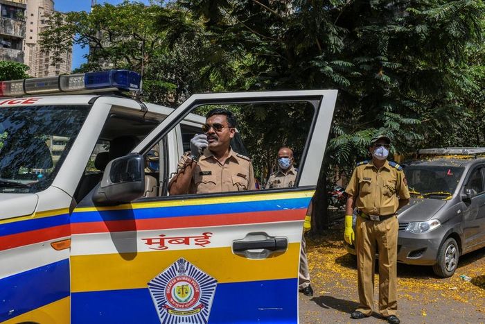  Khi đại dịch Covid-19 gặm nhấm các thành phố trên khắp Ấn Độ, Mumbai đã phải chịu đựng điều tồi tệ nhất. Thành phố với 20 triệu dân đang chiếm tới 20% số ca nhiễm Covid-19 và 25% ca tử vong ở Ấn Độ. 
