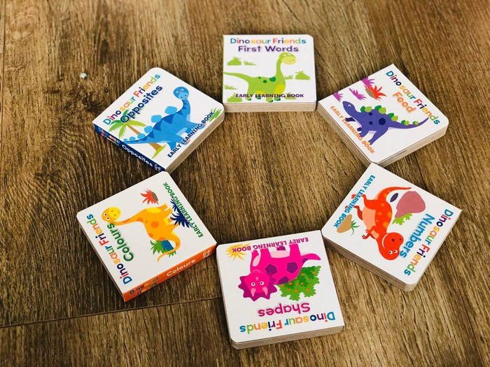  Có nhiều bộ sách tiếng Anh hình ảnh đẹp, nội dung phong phú. Ảnh: Ngọc Linh. 