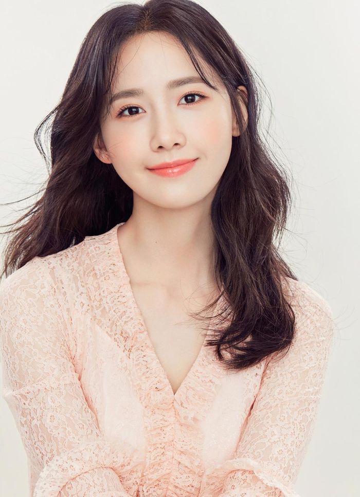 Năm 2020, Yoona tròn 30 tuổi. Khán giả Hàn Quốc bày tỏ sự thán phục với khả năng duy trì vẻ ngoài trẻ trung của cô. Với ngoại hình đẹp chuẩn Hàn của mình, Yoona luôn giữ vững danh hiệu "nữ thần nhan sắc" hàng đầu Kpop trong suốt 13 năm qua.