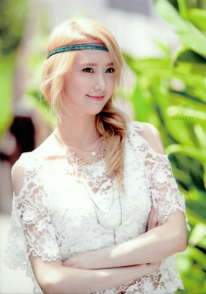 Cũng trong năm 2015, Yoona lần đầu tiên nhuộm tóc vàng. Vẻ ngoài mới lạ và khá "Tây" của cô nhận được phản hồi tích cực của khán giả xứ kim chi. Nhiều người gọi cô bằng biệt danh "tiên tử".